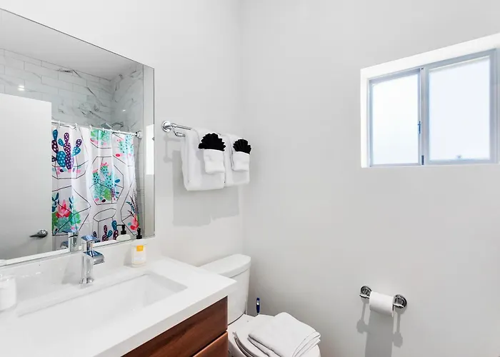 Apartment Retro-modern Hideout In Dtph Pool & Parking