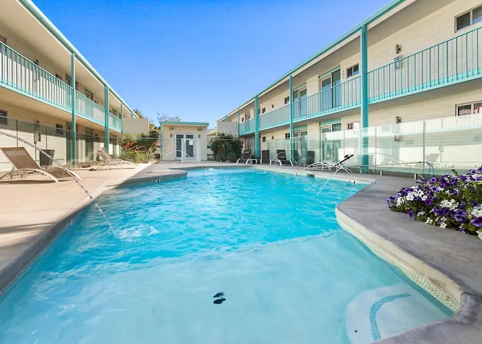 Retro-modern Hideout In Dtph Pool & Parking
