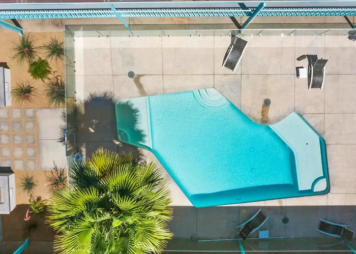 Retro-modern Hideout In Dtph Pool & Parking Apartment *