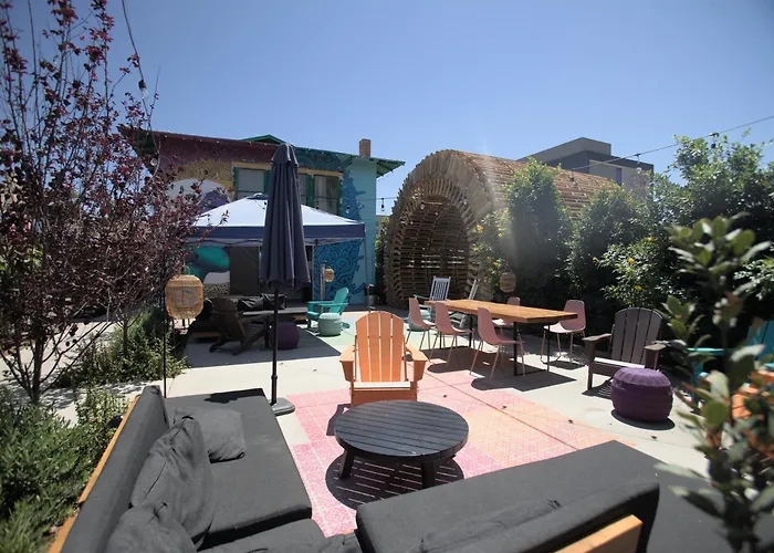 Retro-modern Hideout In Dtph Pool & Parking Apartment *